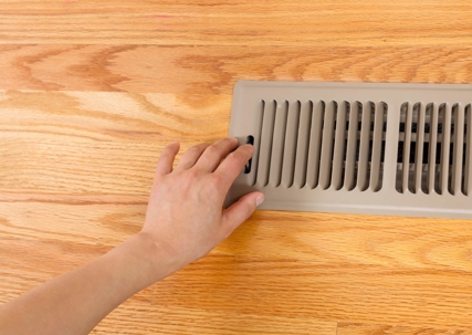 hand closing air vent